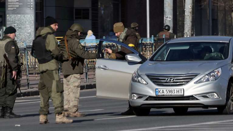 Πόλεμος στην Ουκρανία: Στήνουν οδοφράγματα μέσα στο Κίεβο - Οχυρώνονται οι υπερασπιστές της πόλης - Ο Πούτιν διέταξε προέλαση