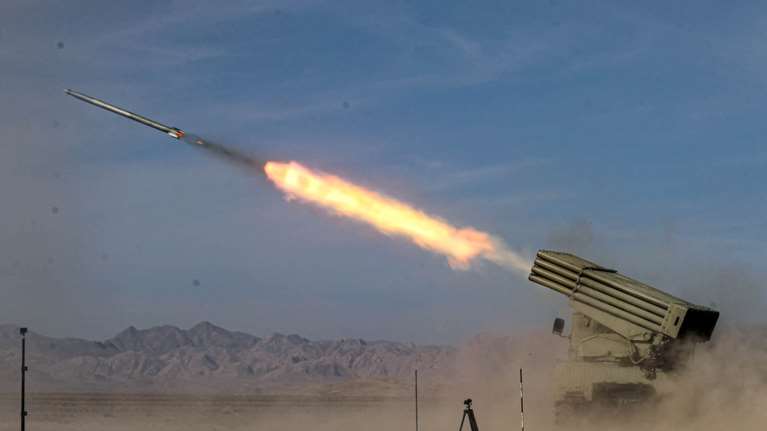 Με το δάχτυλο στη σκανδάλη το Ιράν: Τι επιδιώκει με την καθυστέρηση της επίθεσης κατά του Ισραήλ