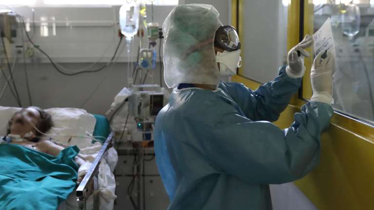 Κορονοϊός: Ανέβηκαν στους 506 οι διασωληνωμένοι -  51 θάνατοι και 2.570 νέα κρούσματα σήμερα