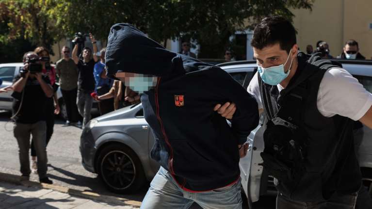 Φρίκη στα Σεπόλια: Αυτός είναι ο 53χρονος που εξέδιδε τη 12χρονη - Έφυγε αμίλητος από την Ευελπίδων [εικόνες]