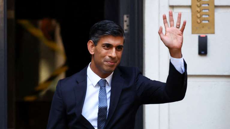 Ο &quot;ξύλινος&quot; και &quot;γκαφατζής&quot; Ρίσι Σούνακ: Πώς υποδέχθηκαν τα βρετανικά ΜΜΕ τον νέο πρωθυπουργό