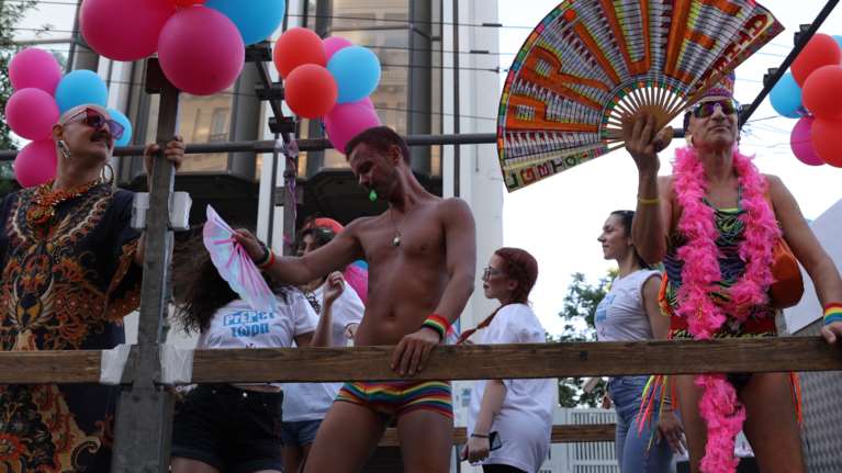 Athens Pride: Υπουργοί, ο Τσίπρας και στελέχη κομμάτων στην μεγάλη πορεία Υπερηφάνειας [εικόνες]