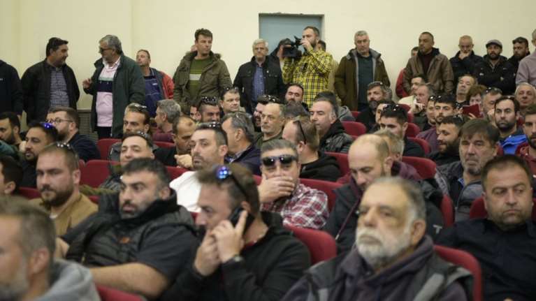 Σε εξέλιξη η κρίσιμη σύσκεψη των αγροτών: Εξετάζουν κάθοδο με τρακτέρ στην Αθήνα και αποκλεισμό εθνικών οδών