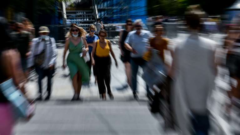 Κορονοϊός: Το βασικό σύμπτωμα της μετάλλαξης &quot;Κένταυρος&quot; - Σαρώνουν την Ελλάδα οι Ομικρον 4 και 5