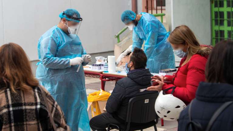 Στην ουρά για rapid test οι εκπαιδευτικοί πριν το άνοιγμα των σχολείων - Τι δείχνουν τα πρώτα αποτελέσματα