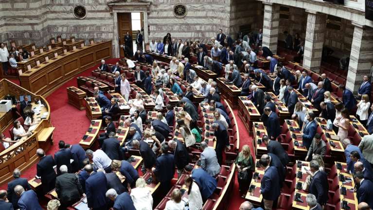 Στη Βουλή το νομοσχέδιο για αυξήσεις μισθών: Τι θα ισχύσει για ΕΝΦΙΑ και Market Pass - Τι αλλάζει στο "Σπίτι μου"