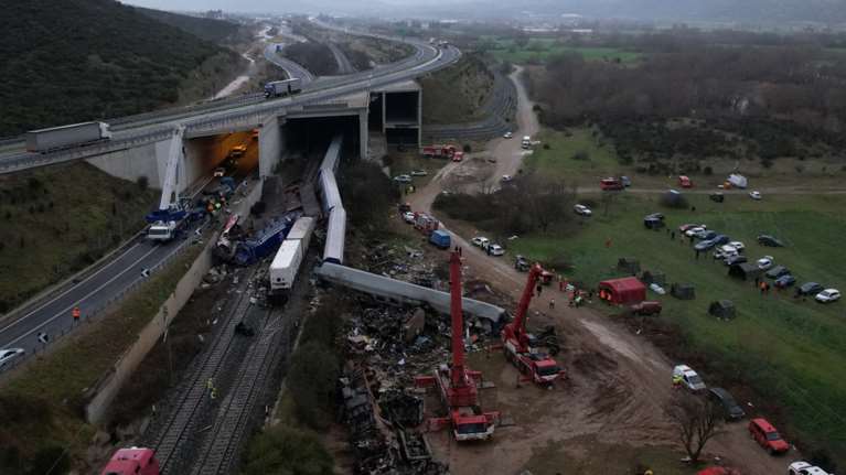 Τέμπη: Συγγενείς θυμάτων ξυλοκόπησαν διευθυντικό στέλεχος του ΟΣΕ μετά την απολογία του- Μεταφέρθηκε στο νοσοκομείο