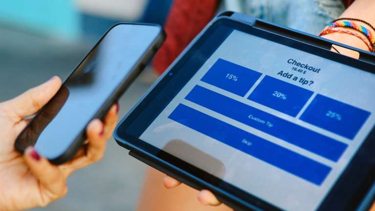 Πότε θα φορολογούνται τα φιλοδωρήματα: Το &quot;πρόβλημα&quot; των πληρωμών με ΡΟS και τι αλλάζει με τη νέα διάταξη