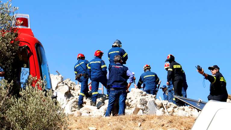 Σεισμός στην Κρήτη: Νεκρός ο εγκλωβισμένος στο Αρκαλοχώρι - Τον καταπλάκωσε ο τρούλος της εκκλησίας - 11 τραυματίες [βίντεο]