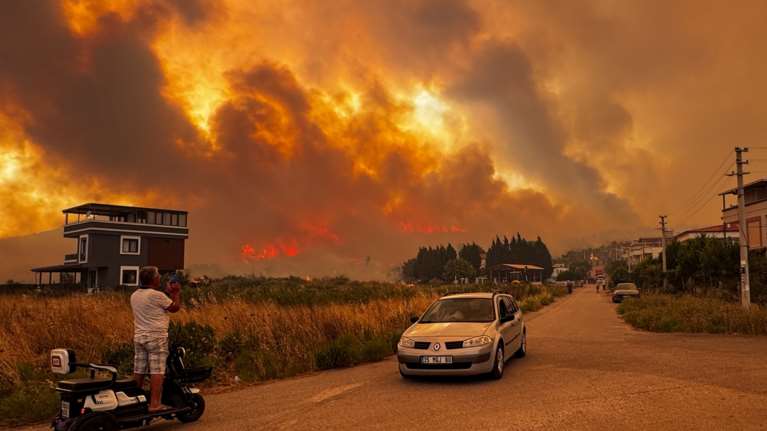 Πύρινη κόλαση στη Σμύρνη: Εκκενώθηκαν συνοικίες και χωριά - Στάχτη και καπνός στα ελληνικά νησιά [βίντεο]