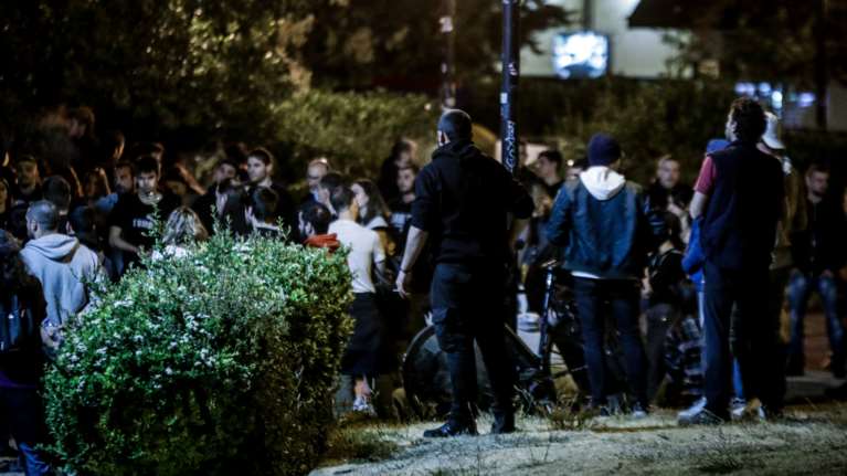 Αλλάζει στιλ η ΕΛ.ΑΣ για τα κορονο- πάρτι- Θα αντιμετωπίζει τους νεαρούς &quot;με το γάντι&quot; και χωρίς καταστολή