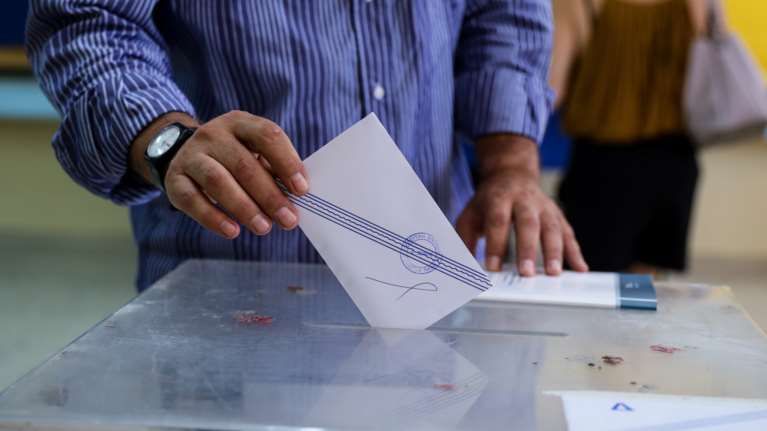Δημοσκόπηση Pulse: Προβάδισμα 8,5 μονάδων για τη ΝΔ - Θετικό το 51% για τα μέτρα κατά της ακρίβειας