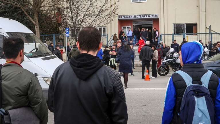 Σύγκρουση τρένων στα Τέμπη: Γολγοθάς η αναγνώριση των θυμάτων - Απανθρακωμένα και διαμελισμένα τα πτώματα