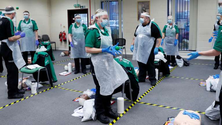 Βρετανία: &quot;Άσκηση Πανάκεια&quot; του στρατού- Θα κάνουν μαζικούς εμβολιασμούς ακόμη και στα γηπεδα