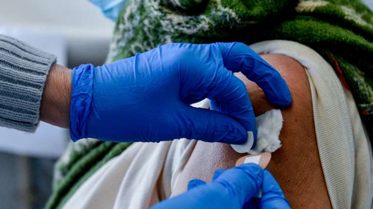 ΕCDC: Σύσταση για 4η δόση στους άνω των 60 και σε ευπαθείς ομάδες - 4 μήνες μετά την προηγούμενη