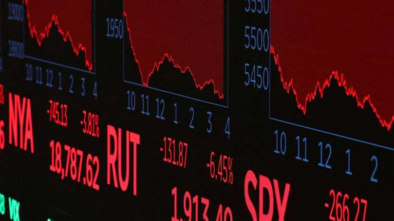 Σε πανικό πάλι τα χρηματιστήρια: &quot;Μερικές φορές πρέπει να παίρνεις το φάρμακό σου&quot;, επιμένει ο Τραμπ για τους δασμούς