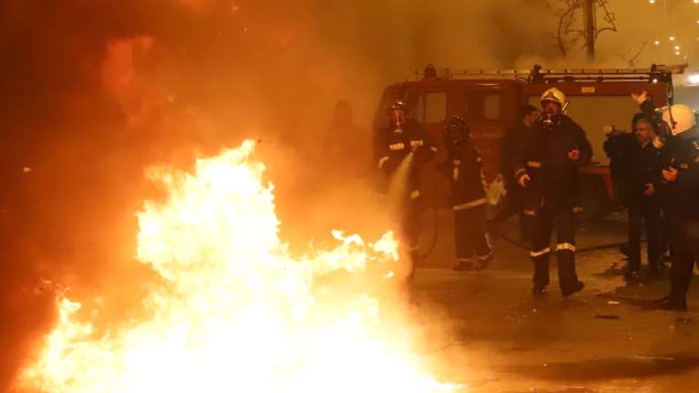 Επεισόδια με Ρομά στα Μέγαρα: Έκλεισε η Εθνική οδός -  Φωτιά στον Ασπρόπυργο, ακινητοποιήθηκαν αμαξοστοιχίες