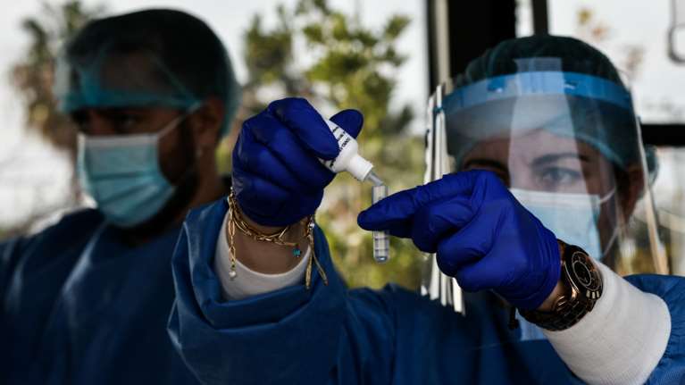 Κορονοϊός: Διπλασιάστηκαν τα κρούσματα - 842 νέες λοιμώξεις σήμερα - 21 θάνατοι και 283 διασωληνωμένοι