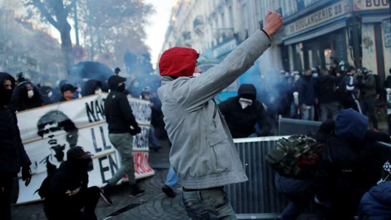 Σοβαρά επεισόδια στο Παρίσι - Διαδηλώσεις σε όλη τη Γαλλία για την αστυνομική βία [εικόνες]