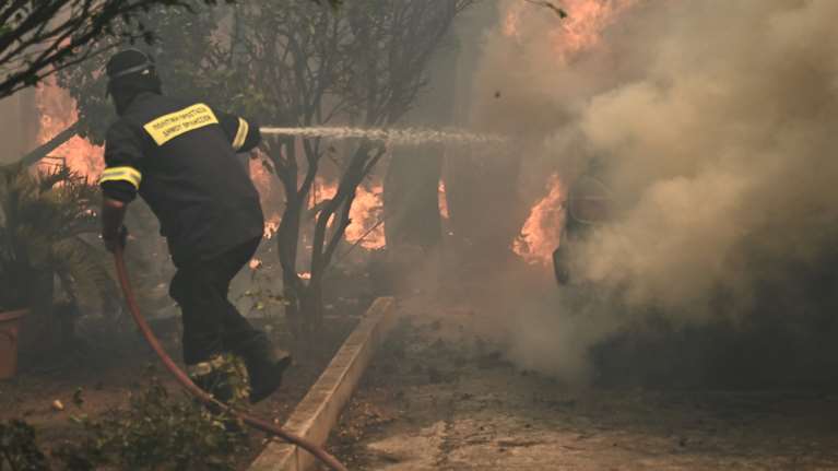 Live blog: Πύρινος εφιάλτης στην Αττική - Απειλούνται σπίτια στον Ερυθρό, ξεκίνησαν ρίψεις τα εναέρια μέσα