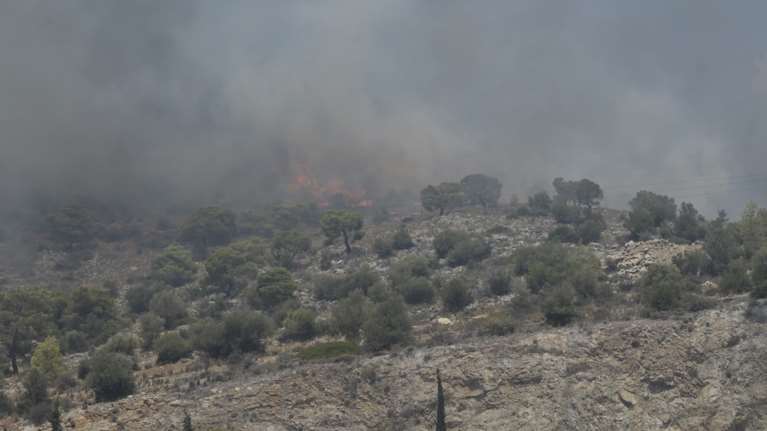 Φωτιά στη Νέα Πέραμο: Προβληματίζουν οι ισχυροί άνεμοι και οι αναζωπυρώσεις - Η εικόνα στα μέτωπα