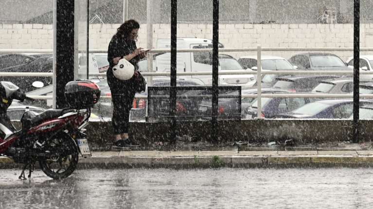 Κακοκαιρία &quot;Bettina&quot;: Οι οδηγίες της Πολιτικής Προστασίας για οδηγούς και πεζούς - &quot;Ασφαλίστε αντικείμενα και μη διασχίζετε ρέματα&quot;