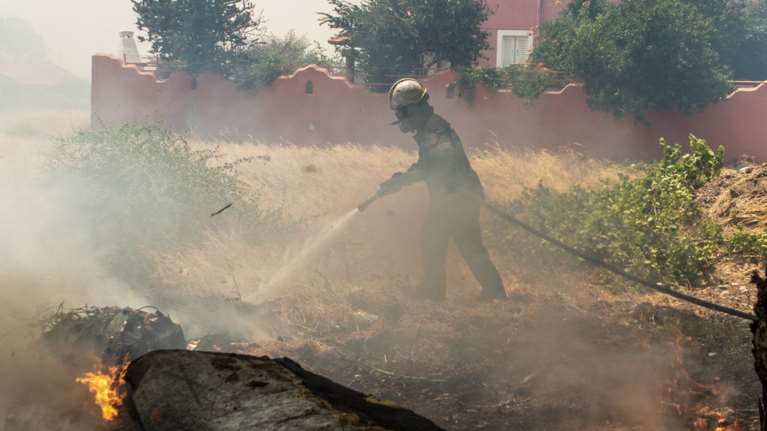 Φωτιά στη Ρόδο: Εκκενώνεται το Βάτι - Στα πρώτα σπίτια οι φλόγες σε Λούτσες και Ημερολιά Κέρκυρας