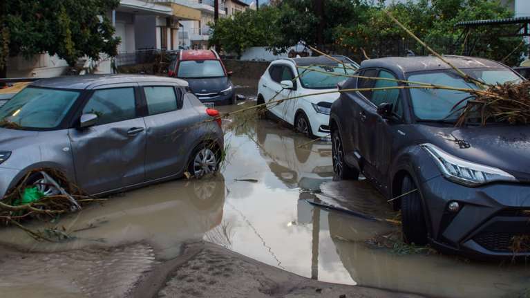 Κακοκαιρία Bora: Πώς θα κινηθούν τα φαινόμενα μέχρι την Τρίτη - Η εξήγηση Κολυδά για τις επίμονες καταιγίδες στη Ρόδο
