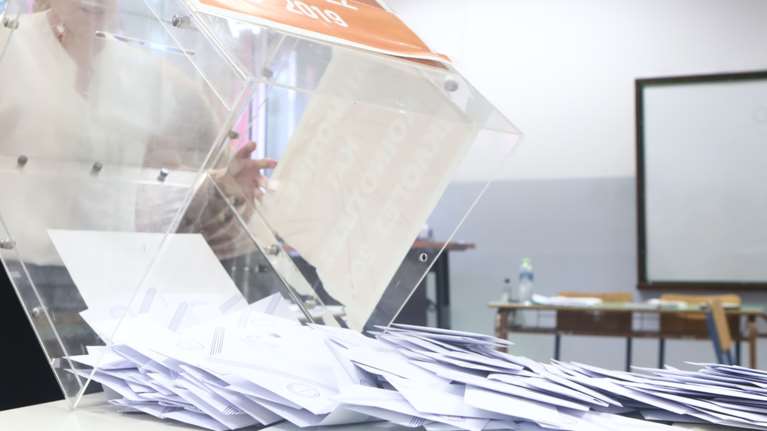 Εκλογές 2023: Τα αποτελέσματα στο 99,6% της Επικράτειας - Οι έδρες των 8 κομμάτων στη Βουλή - Αποχή ρεκόρ 47%