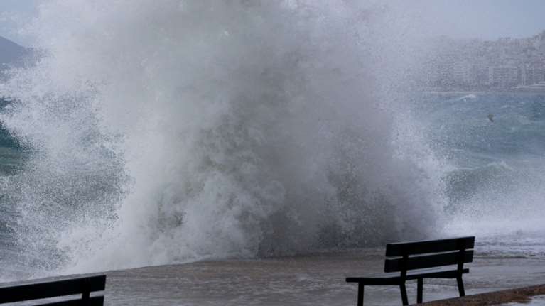 Κακοκαιρία εξπρές με βουτιά του υδράργυρου, καταιγίδες και θυελλώδεις ανέμους - Πού θα χτυπήσουν τα φαινόμενα [χάρτες]