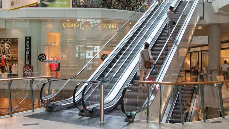 Συνεδριάζουν οι λοιμωξιολόγοι με 4 φακέλους: Εμπορικά κέντρα, φροντιστήρια, κέντρα αισθητικής, αγορές χωρίς SMS