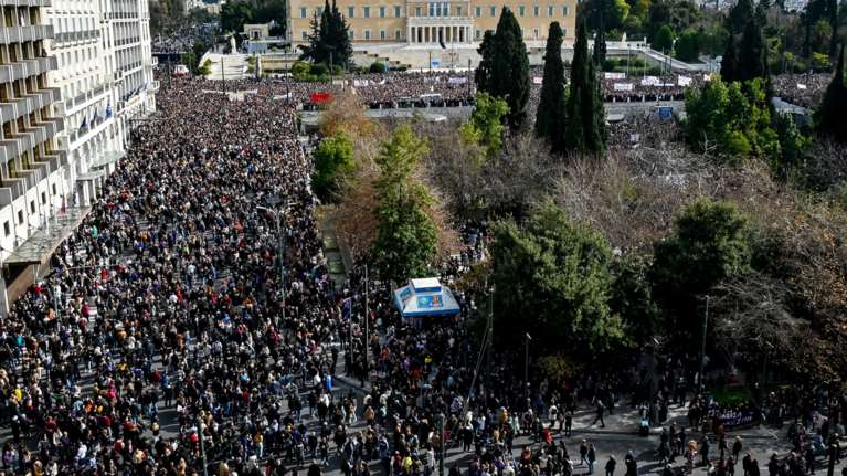 Τέμπη: Ξανά στη Βουλή η υπόθεση μετά το κύμα λαϊκής οργής - Γιατί είναι κρίσιμη η πραγματογνωμοσύνη του ΕΜΠ