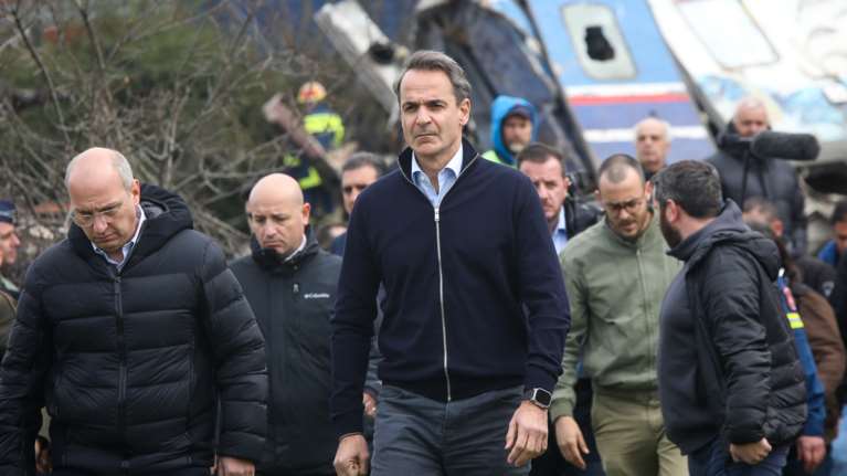 Η τραγωδία στα Τέμπη εκτροχιάζει και τις πολιτικές εξελίξεις: Παραίτηση Καραμανλή και σενάρια μικρής αναβολής των εκλογών