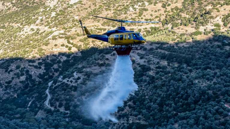 Σε συναγερμό οι πυροσβεστικές δυνάμεις για τις διαρκείς αναζωπυρώσεις: Διάσπαρτες εστίες σε Κύθηρα, Μεσσηνία και Εύβοια