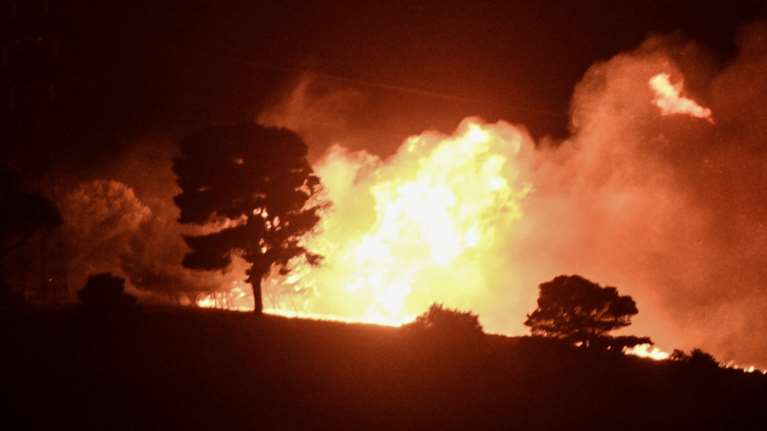 Ανεξέλεγκτη η φωτιά στην Εύβοια: Κινδυνεύουν Κουρκουλοί και Σκεπαστή - Συνεχείς εκκενώσεις, ανεξέλεγκτα μέτωπα [εικόνες]