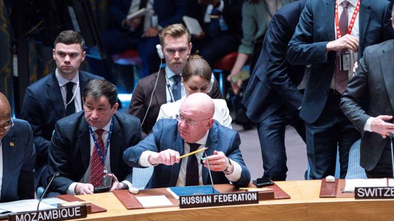 Προκλητικός ο Ρώσος απεσταλμένος στον ΟΗΕ: Διέκοψε την ενός λεπτού σιγή για τα θύματα του πολέμου στην Ουκρανία [Βίντεο]