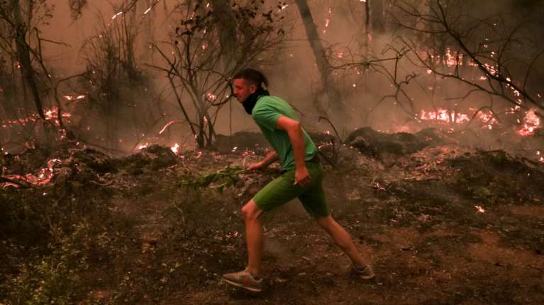 Φωτιά στην Εύβοια: Μάχη στη Γερακιού στο μέτωπο προς Ιστιαία - Συγκλονιστικές διασώσεις από ιδιώτες καπετάνιους [Βίντεο]