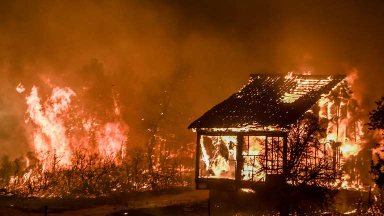 Δραματικές ώρες στα Βίλια: Κάηκαν σπίτια κοντά στον οικισμό - Στη μάχη με τις φλόγες και οι κάτοικοι [Εικόνες - Βίντεο]