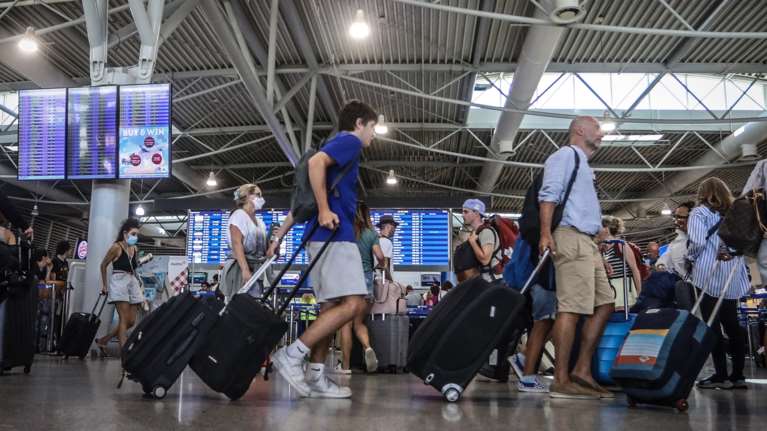 Τι αλλάζει στα αεροδρόμια για τους ταξιδιώτες εκτός ΕΕ: Τέλος οι σφραγίδες στα διαβατήρια, πώς θα λειτουργεί το νέο σύστημα