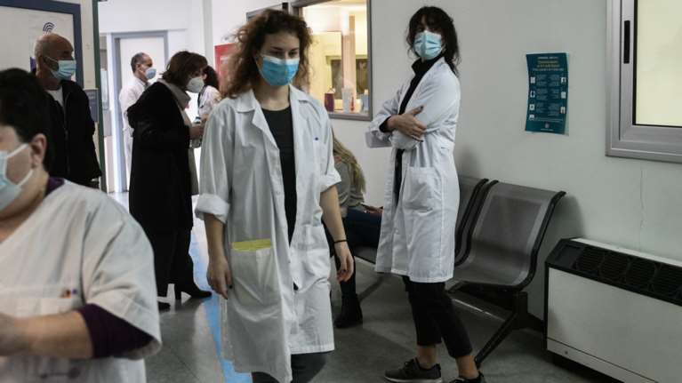 Η Αττική μπροστά στο τρίτο κύμα της πανδημίας: 50 έως 80 νέες εισαγωγές ασθενών κάθε μέρα στα νοσοκομεία