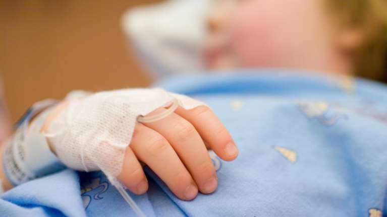 Κρήτη: Αποσωληνώθηκε η 4χρονη που κατάπιε φιστίκι - Παραμένει σε κρίσιμη κατάσταση