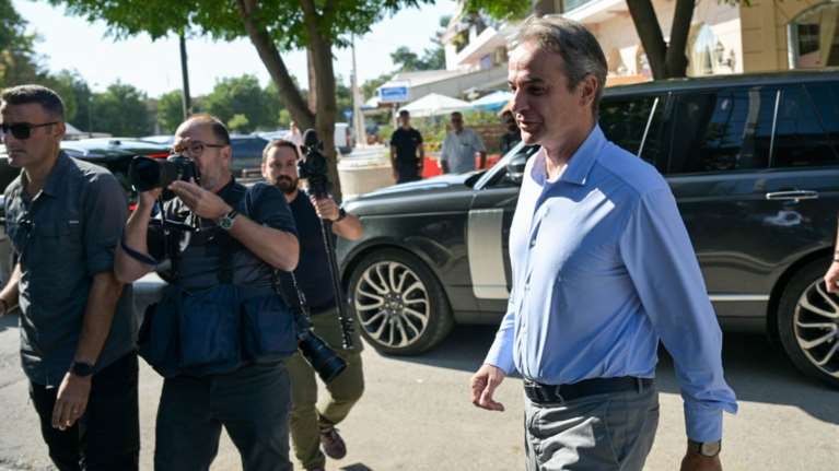 Ψηφιακός έλεγχος εγγράφου σε 5' αντί για 2 ώρες, μέσω τεχνητής νοημοσύνης - Ο Μητσοτάκης στο κτηματολόγιο Λάρισας