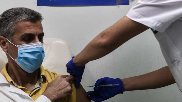 Εμβόλιο AstraZeneca: Συνεχίζονται μέχρι την Πέμπτη οι εμβολιασμοί στην Ελλάδα - Αύριο συνεδριάζει η Επιτροπή