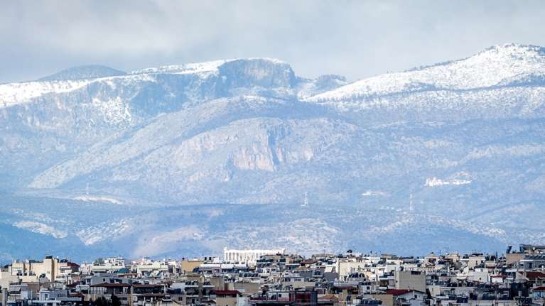 Στα λευκά τα ορεινά της Αττικής: Σε ετοιμότητα ο μηχανισμός, πώς θα εξελιχθεί ο καιρός τις επόμενες μέρες