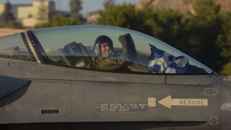 25η Μαρτίου: Αυτός είναι ο πιλότος της ομάδας &quot;Ζευς&quot; που συγκλόνισε την Ελλάδα με το μήνυμά του [Εικόνες]