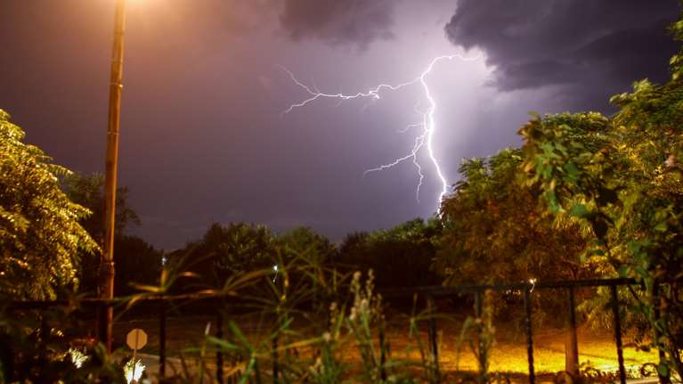 Meteo για κακοκαιρία: Τις επόμενες ώρες έρχονται πυκνές χαλαζοπτώσεις, καταιγίδες και κύματα πάνω από τέσσερα μέτρα
