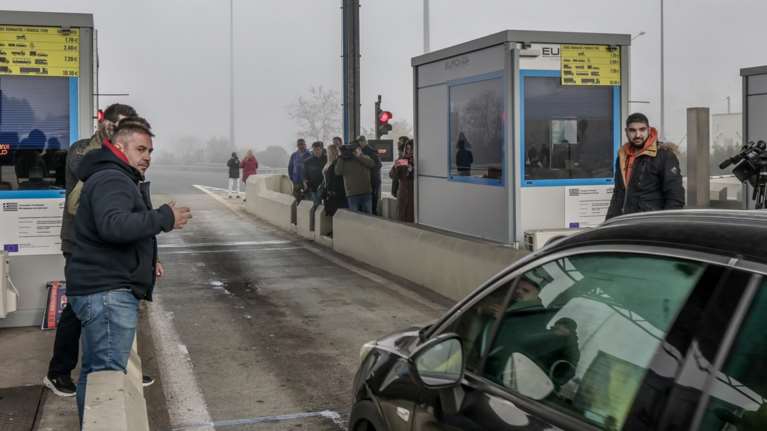 Οι αγρότες σηκώνουν τις μπάρες των διοδίων - Βάζουν κουκούλες στις κάμερες, μοιράζουν προϊόντα [εικόνες - βίντεο]
