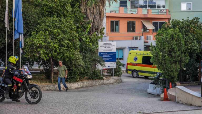 Αχαΐα: Από ανακοπή ο θάνατος του 3χρονου - Επεσαν με τον θείο του αγκαλιά από τη μάντρα 2 μέτρων