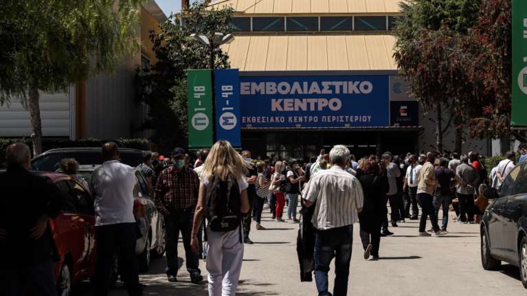 Κορονοϊός: &quot;Black out&quot; στο ίντερνετ καθυστερεί τους εμβολιασμούς στο Περιστέρι - Ουρές έξω απο το κέντρο [Εικόνες]