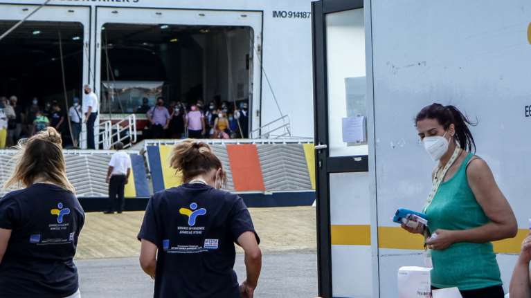 &quot;Φωτιά&quot; πήραν τα τεστ λόγω διακοπών: Ο αριθμός τους διπλασιάστηκε μέσα σε μια εβδομάδα